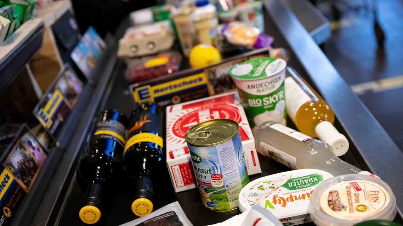 Lebensmittel liegen im Januar 2023 in einem Supermarkt an der Kasse auf dem Band. Aus Expertensicht gibt es Anzeichen für überhöhte Preise bei Lebensmitteln in Deutschland.