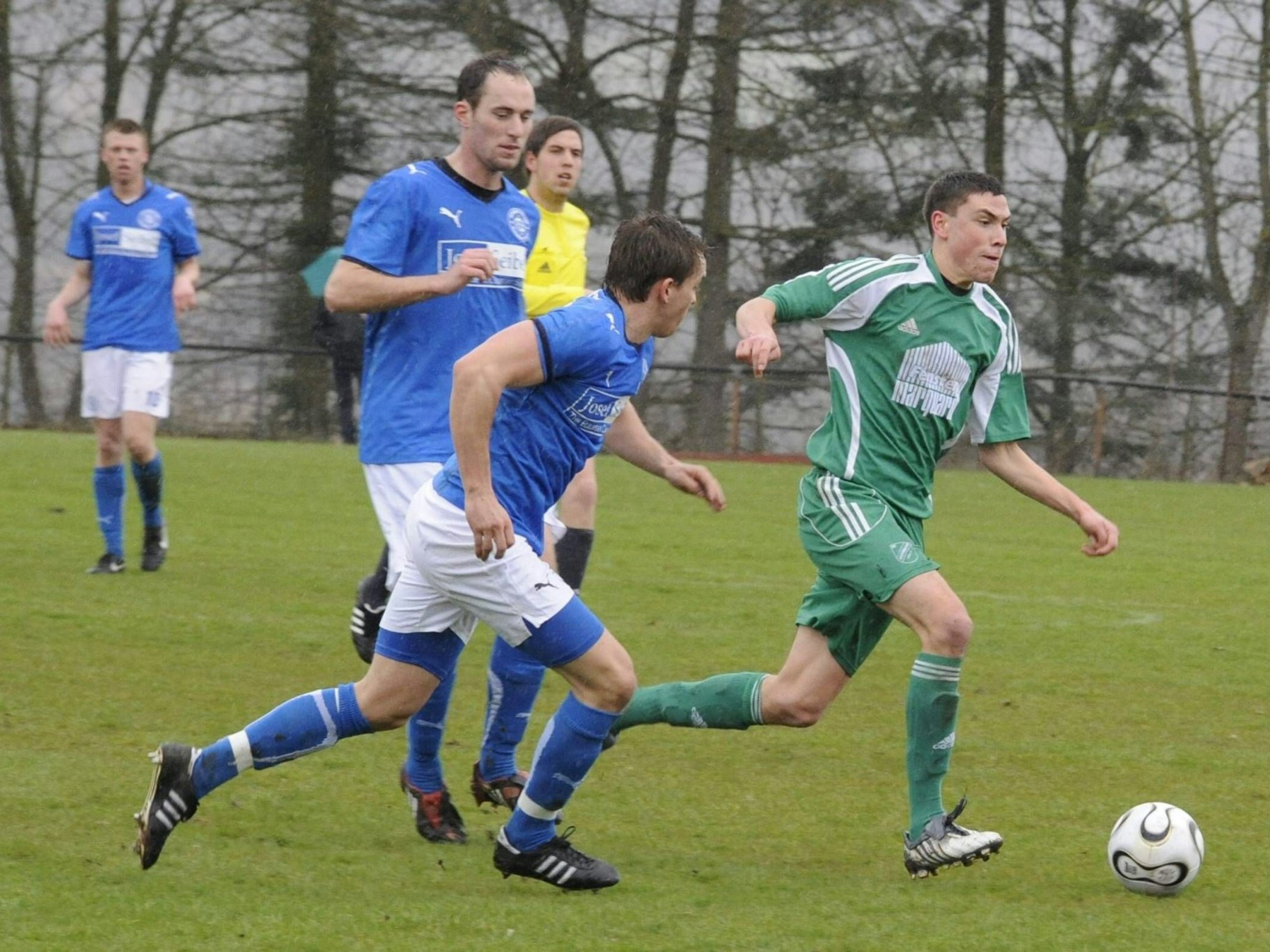 Jonas Hector dribbelt in der Oberliga Südwest für den SV Auersmacher gegen den SC Hauenstein.