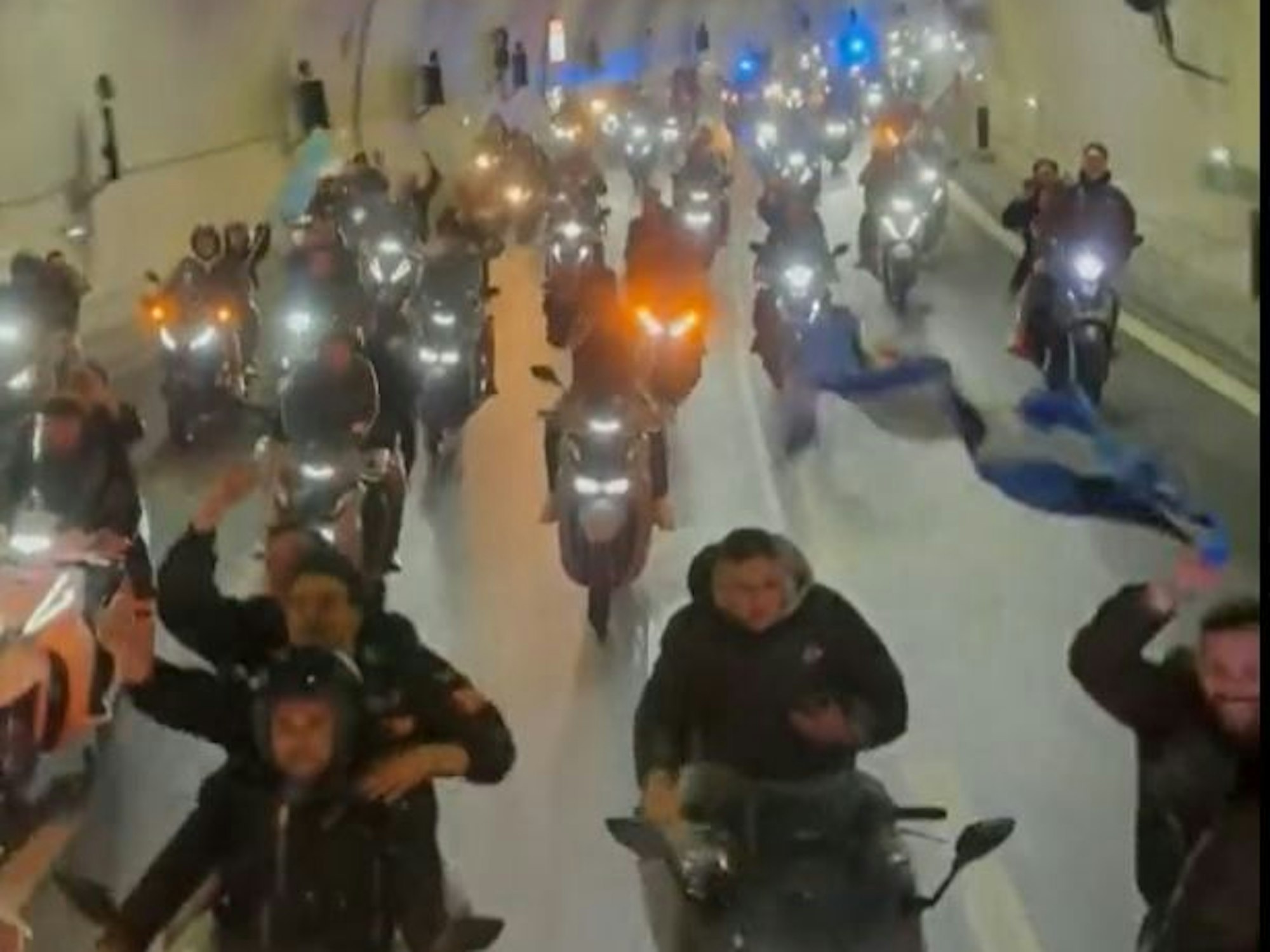 Fans der SSC Neapel verfolgen den Mannschaftsbus ihres Teams.