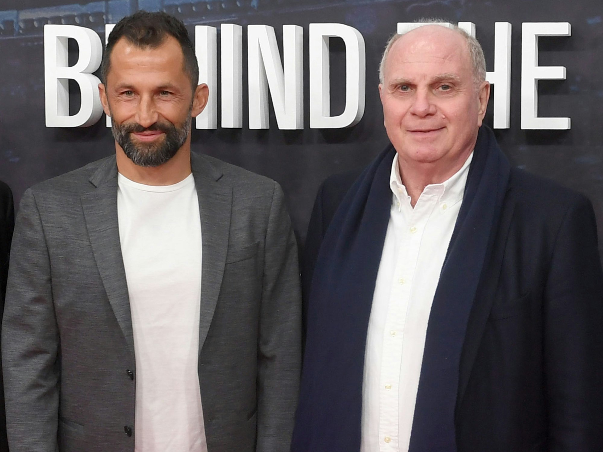 Hasan Salihamidzic nund Uli Hoeneß zeigen sich bei der Premiere der Doku-Serie «FC Bayern - Behind The Legend» am roten Teppich im ARRI Kino.