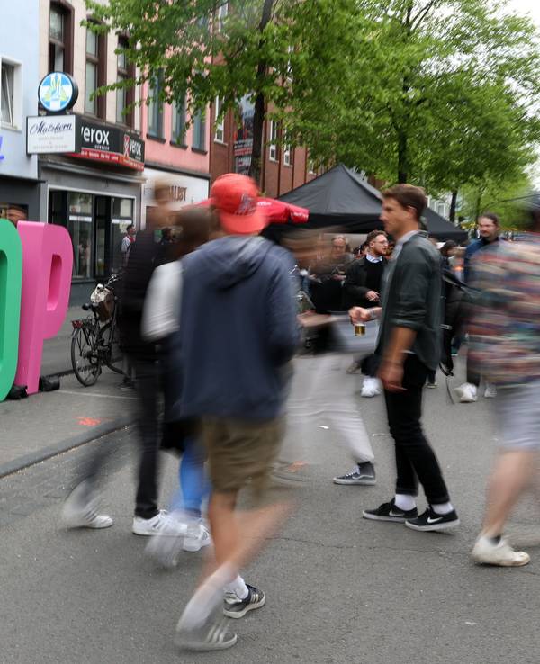 Rundgang über die „c/o pop“ und die kostenlosen Konzerte und dem Markt auf der Venloer Straße in Köln-Ehrenfeld.