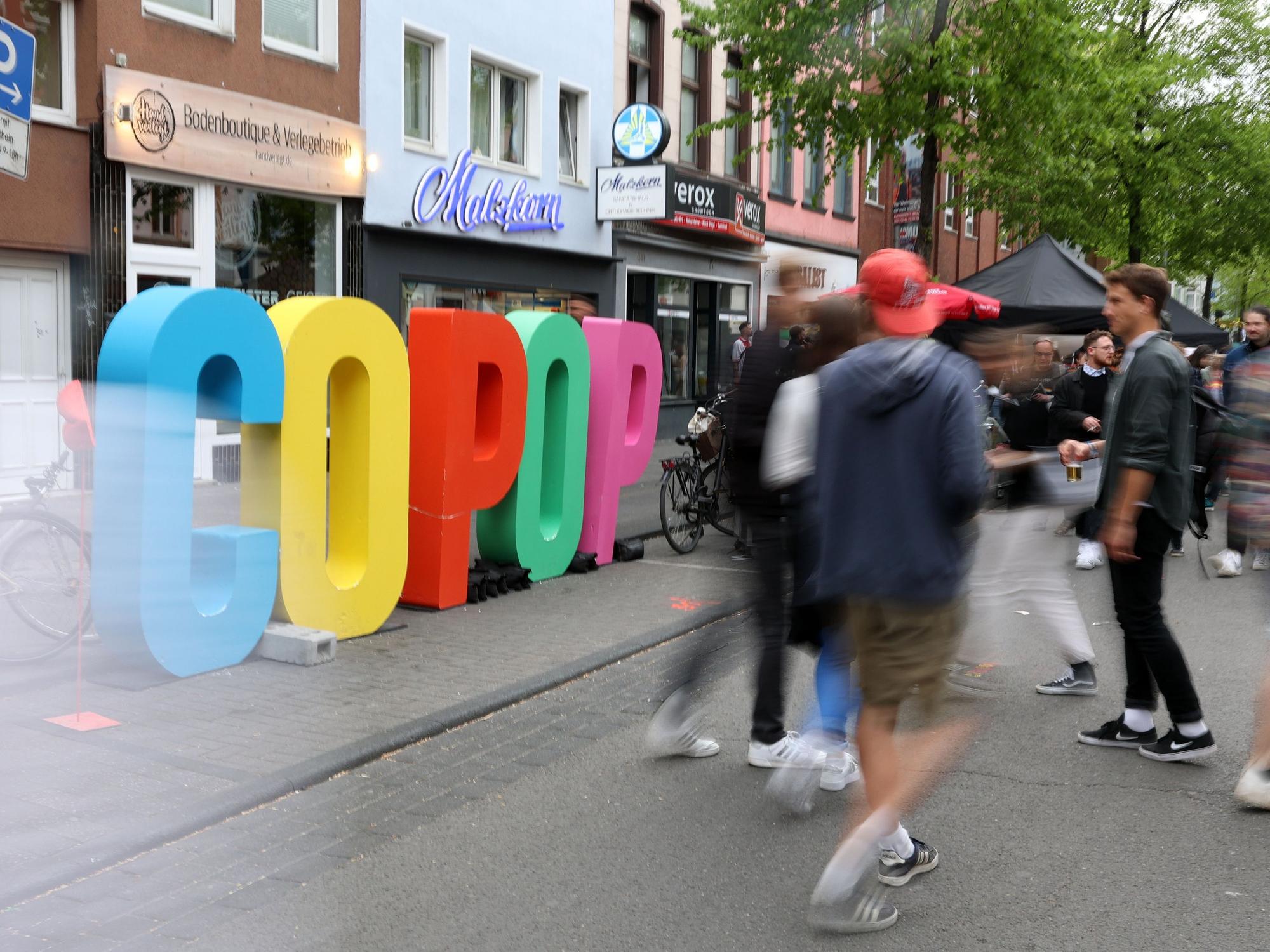 Rundgang über die „c/o pop“ und die kostenlosen Konzerte und dem Markt auf der Venloer Straße in Köln-Ehrenfeld.