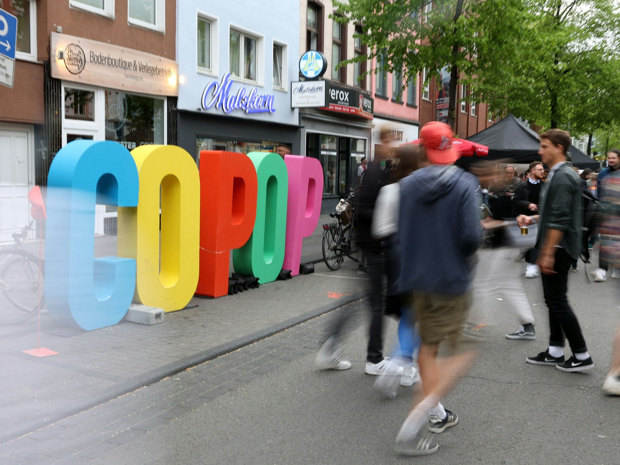 Rundgang über die „c/o pop“ und die kostenlosen Konzerte und dem Markt auf der Venloer Straße in Köln-Ehrenfeld.