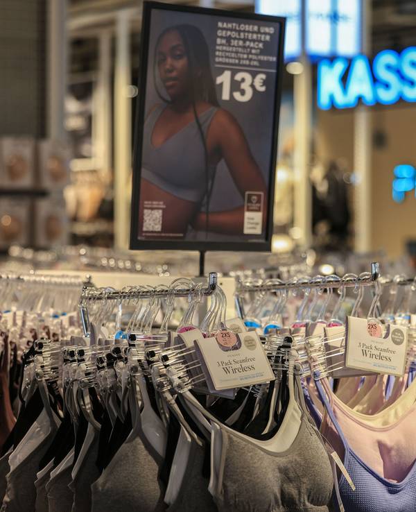 Kleidungsstücke hängen in der Primark Filiale in Wuppertal.
