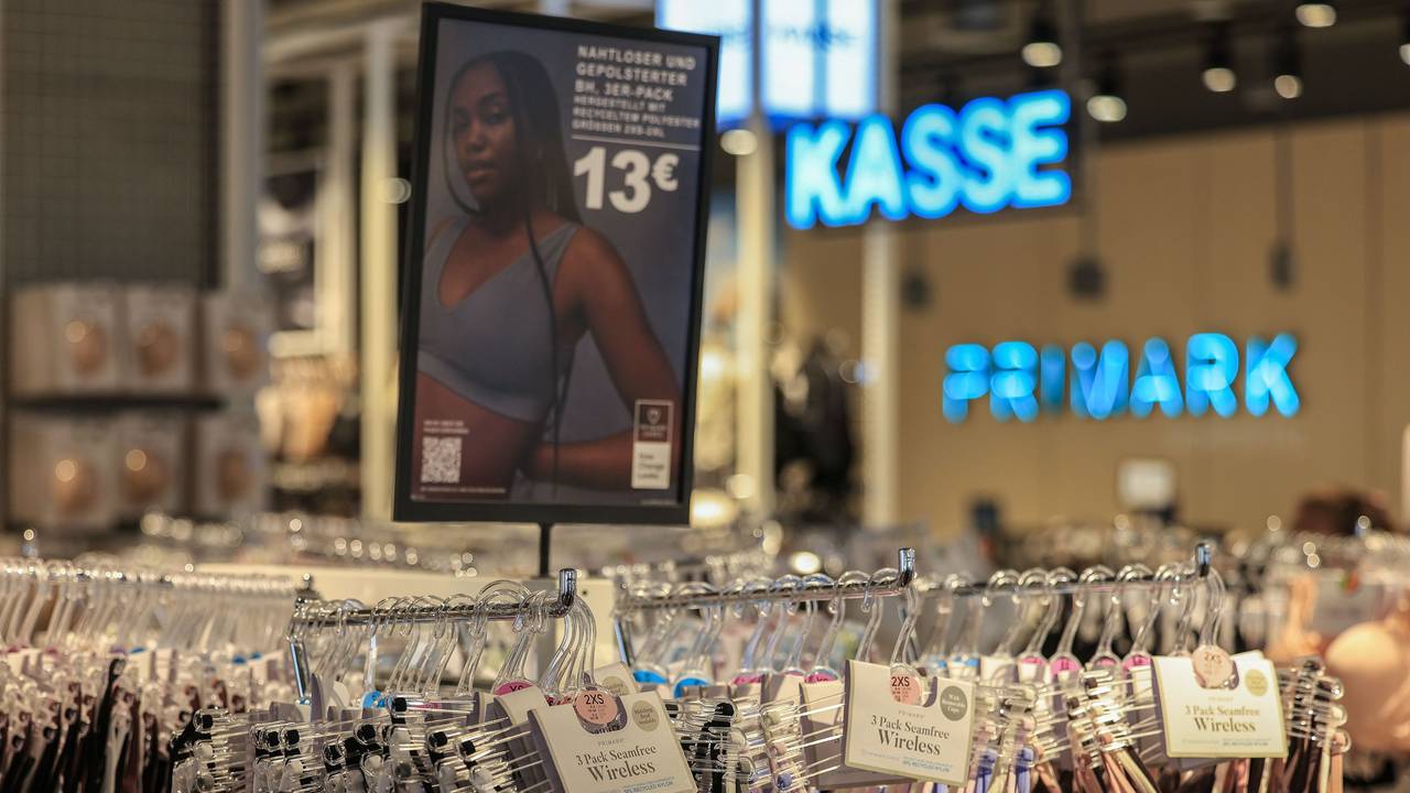Kleidungsstücke hängen in der Primark Filiale in Wuppertal.