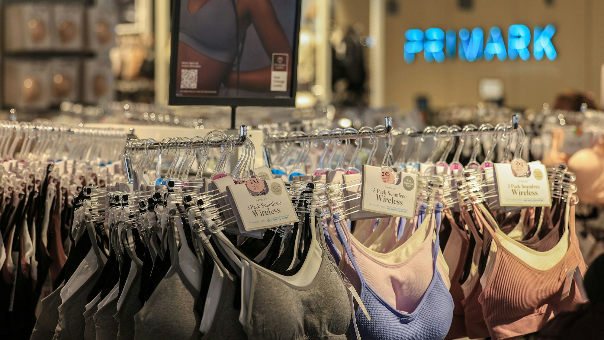 Kleidungsstücke hängen in der Primark Filiale in Wuppertal.