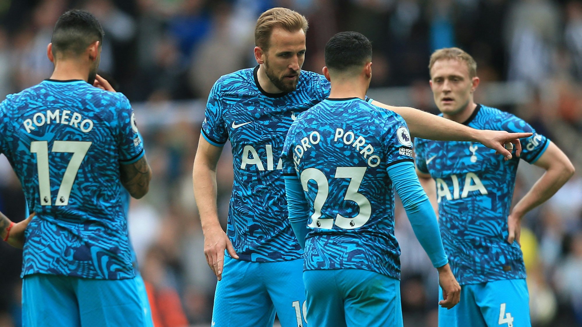 Harry Kane (2. v. l.) gibt Pedro Porro (2. v. r.) während der 1:6-Klatsche bei Newcastle United am Sonntag (23. April 2023) Anweisungen. Cristian Romero (l.) und Oliver Skipp stehen daneben.