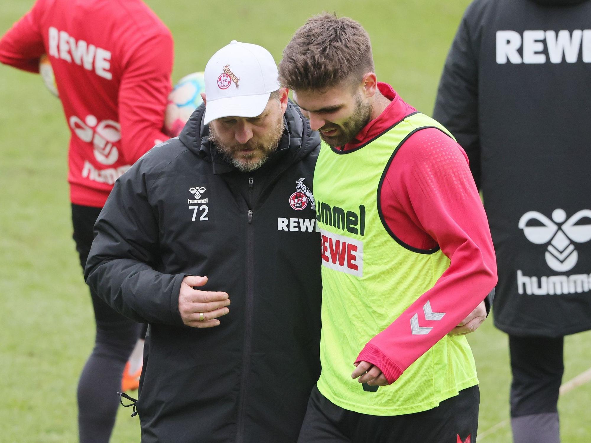 Steffen Baumgart spricht mit Nikola Soldo beim Training des 1. FC Köln.