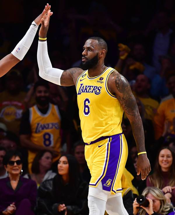 NBA-Superstar LeBron James feiert im Spiel gegen die Memphis Grizzlies (24. April 2023) gemeinsam mit seinem Team-Kollegen Troy Brown Jr.