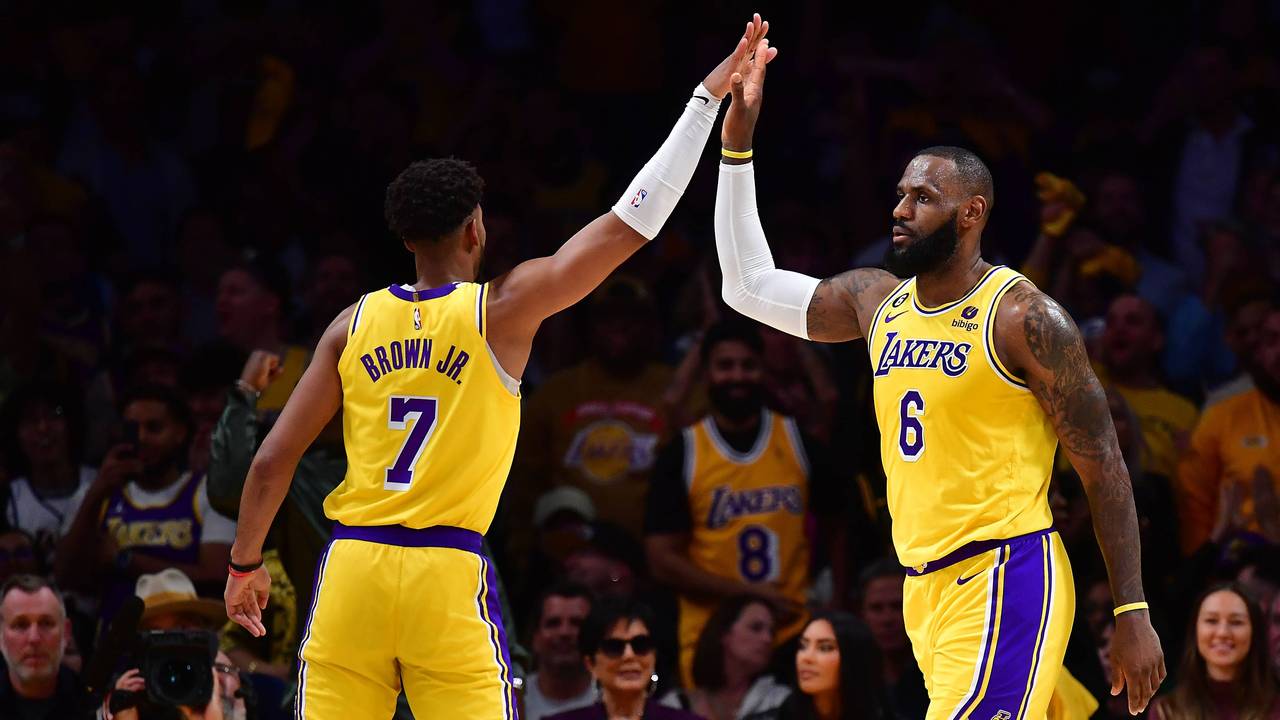 NBA-Superstar LeBron James feiert im Spiel gegen die Memphis Grizzlies (24. April 2023) gemeinsam mit seinem Team-Kollegen Troy Brown Jr.