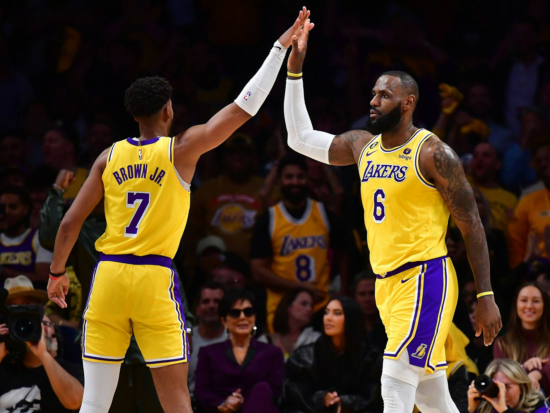 NBA-Superstar LeBron James feiert im Spiel gegen die Memphis Grizzlies (24. April 2023) gemeinsam mit seinem Team-Kollegen Troy Brown Jr.