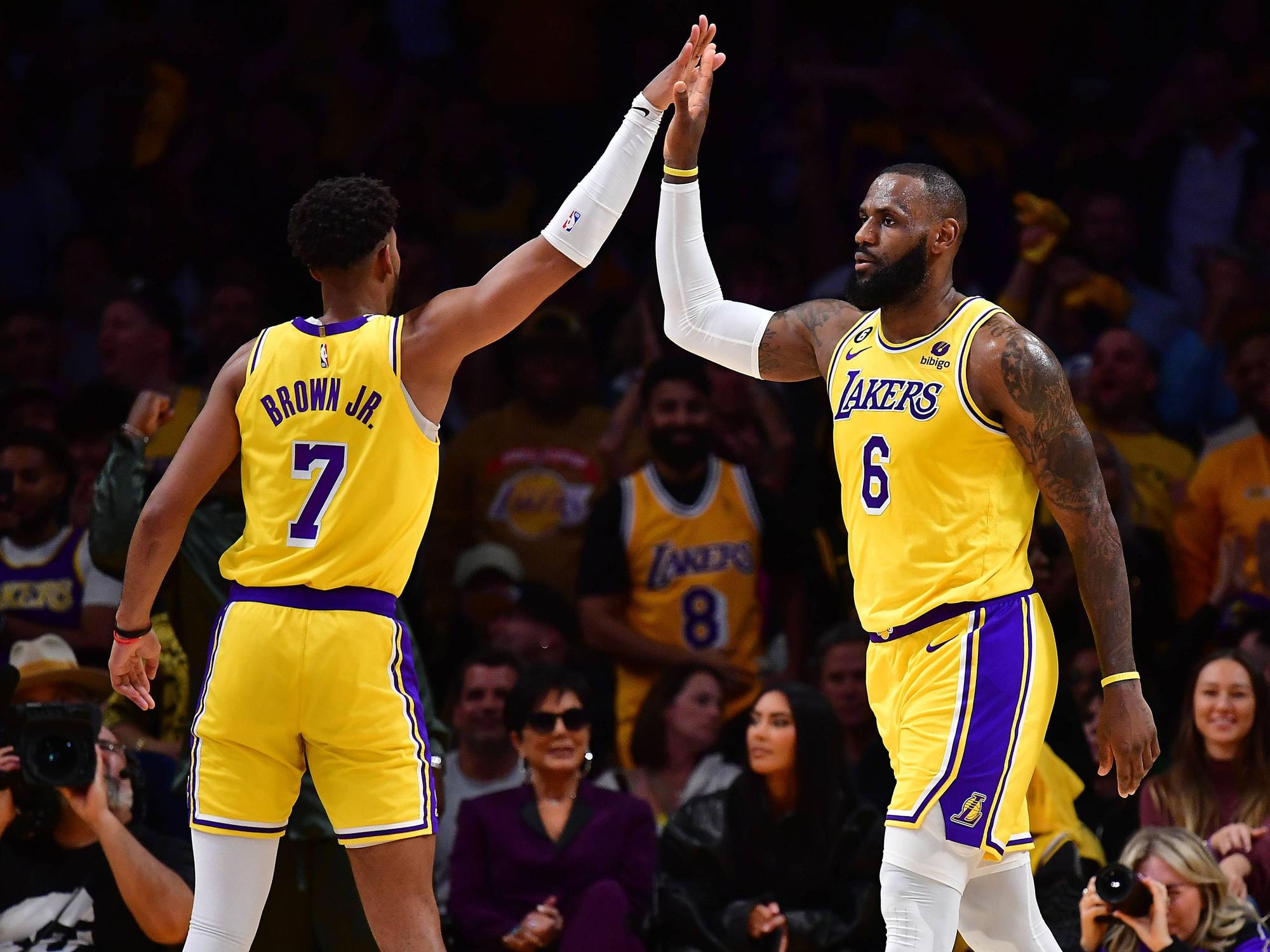 NBA-Superstar LeBron James feiert im Spiel gegen die Memphis Grizzlies (24. April 2023) gemeinsam mit seinem Team-Kollegen Troy Brown Jr.