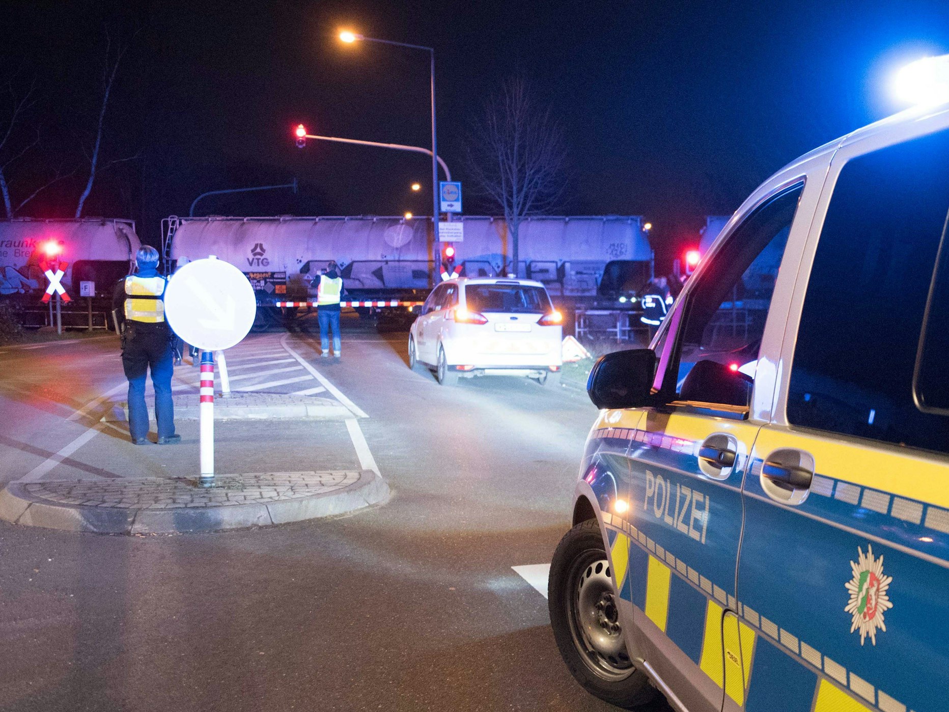 Köln: Polizei steht an einem Bahnübergang im Kölner Stadtteil Ossendorf.