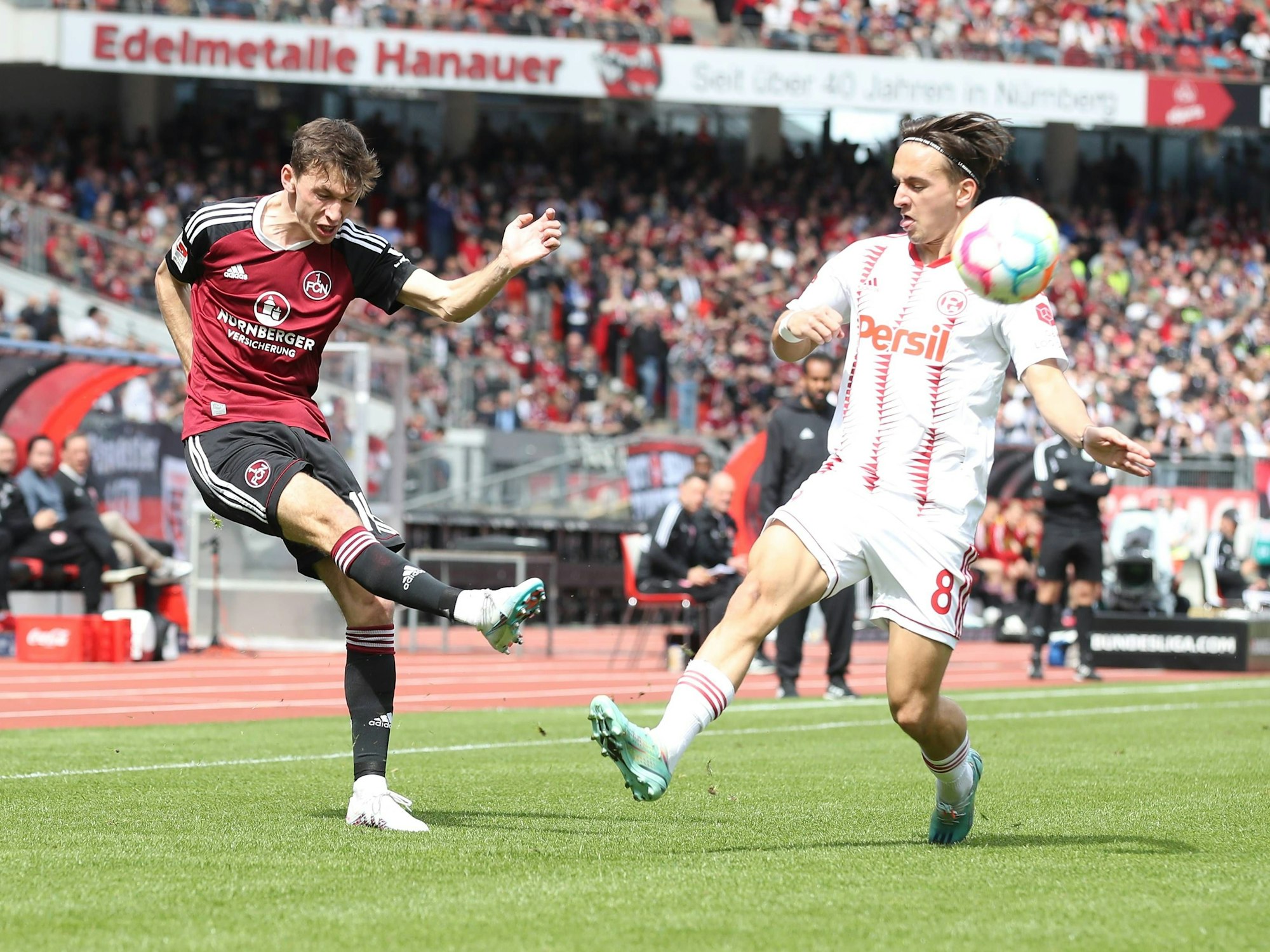 Benjamin Goller schießt, Michal Karbownik will den Ball blocken.