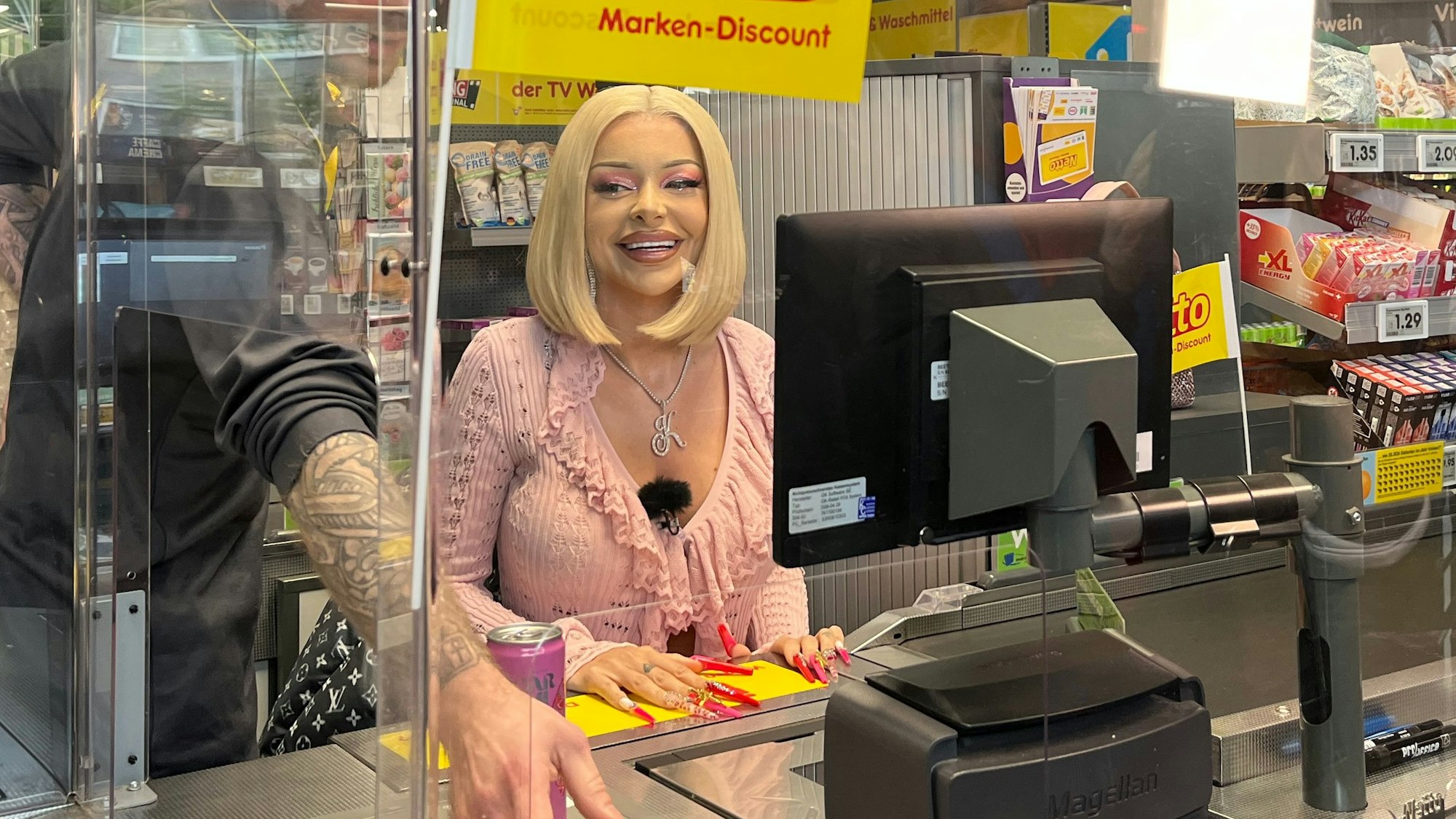 Katja Krasavice, hier in einer Kölner Netto-Filiale am 25. April 2023