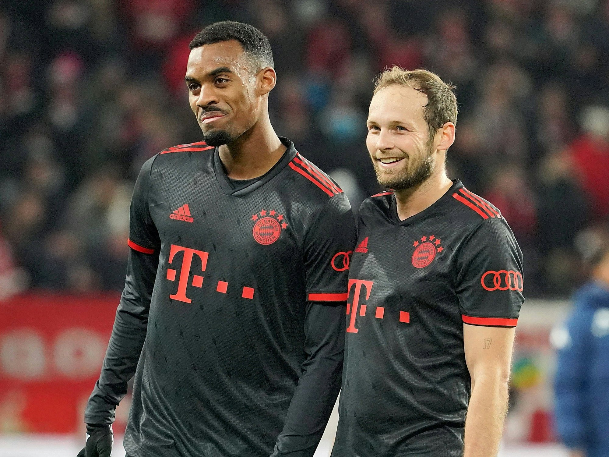 Bayern-Verteidiger Daley Blind (r.) geht gemeinsam mit seinem niederländischen Teamkollegen Ryan Gravenberch über den Platz.