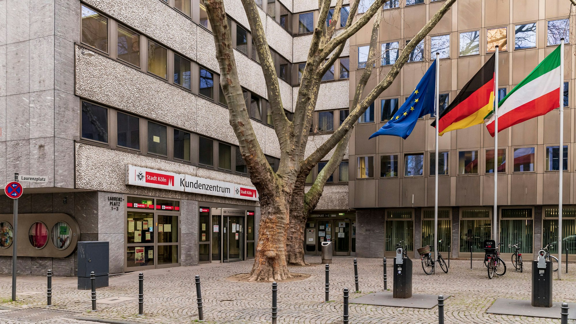 Außensicht auf das Kundenzentrum der Stadt Köln auf dem Laurenzplatz in der Kölner Innenstadt.