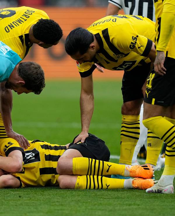 Mitspieler und SGE-Torwart Kevin Trapp kümmern sich um den am Boden liegenden Nico Schlotterbeck.