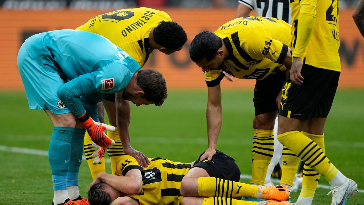 Mitspieler und SGE-Torwart Kevin Trapp kümmern sich um den am Boden liegenden Nico Schlotterbeck.