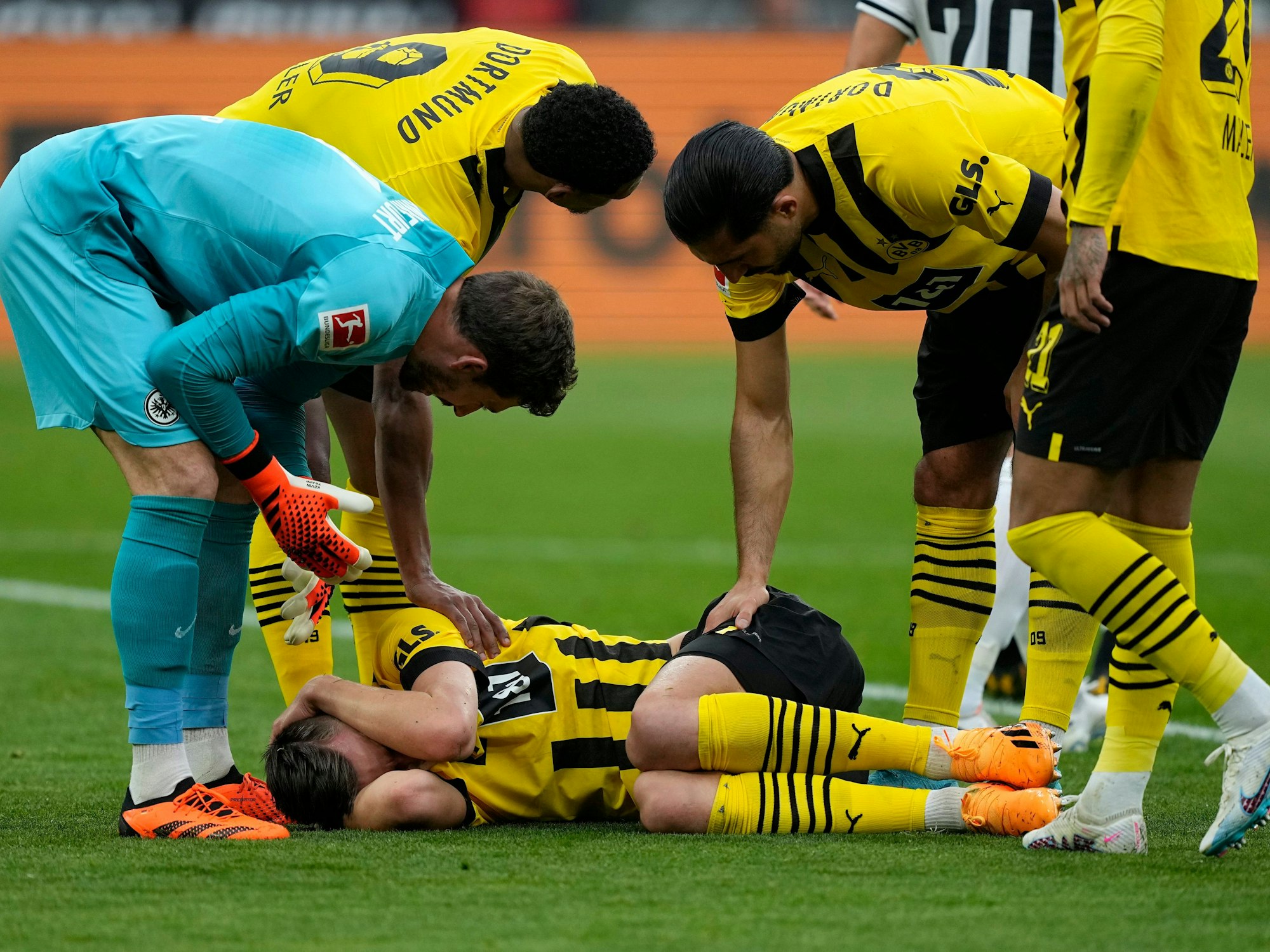 Mitspieler und SGE-Torwart Kevin Trapp kümmern sich um den am Boden liegenden Nico Schlotterbeck.