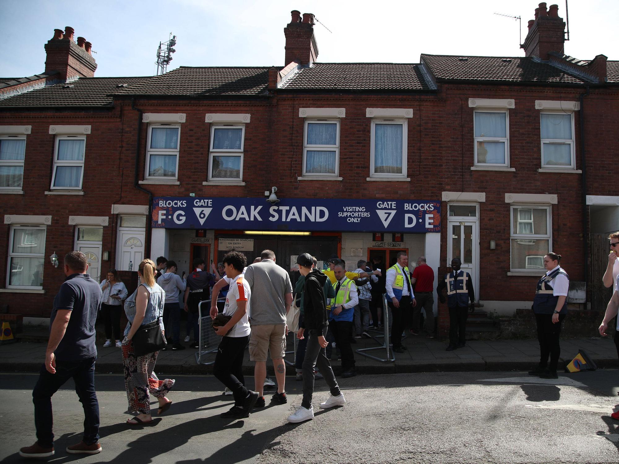 Ein Eingang des Kenilworth Road Stadium des englischen Zweitligisten Luton Town.