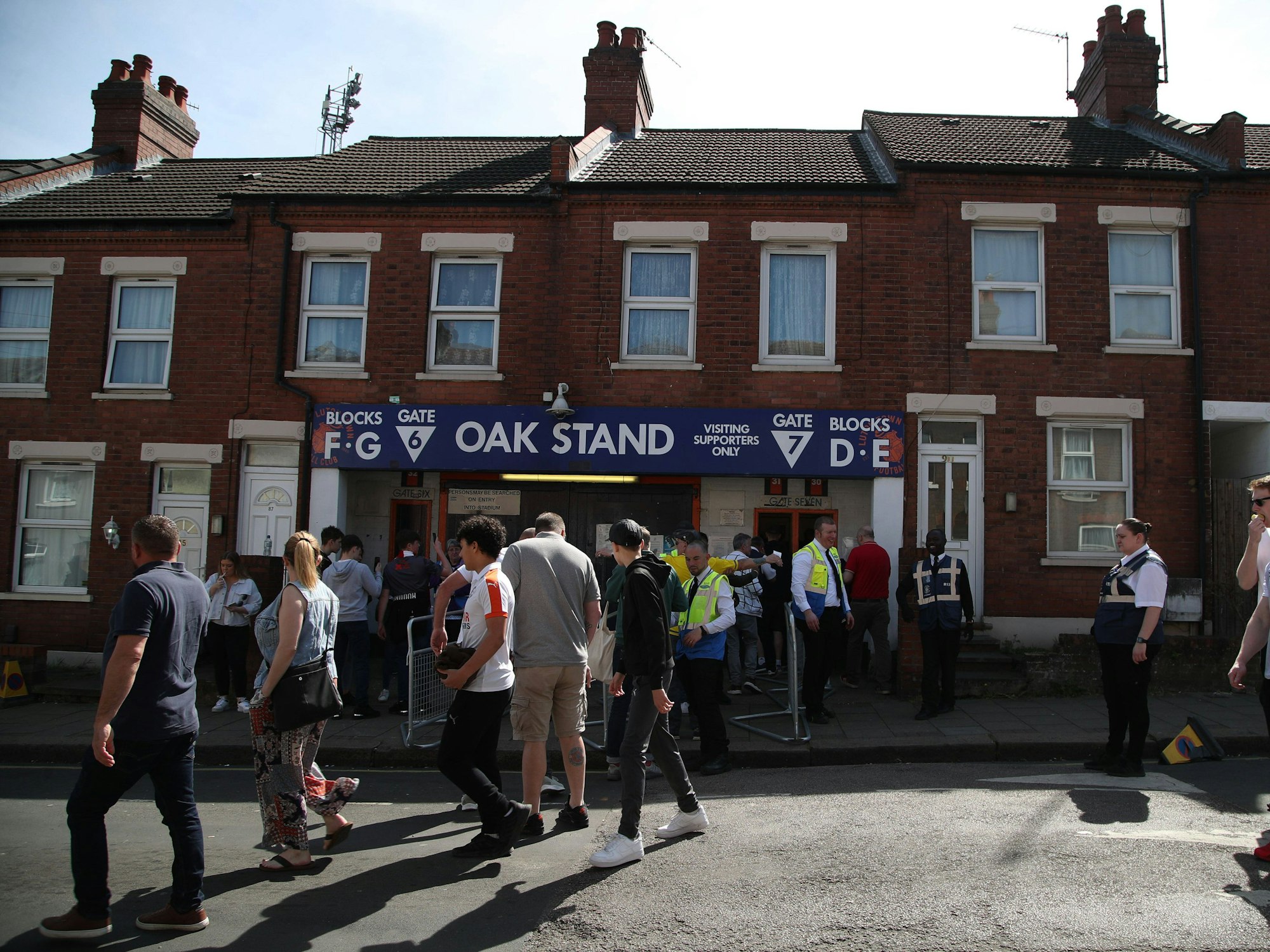 Ein Eingang des Kenilworth Road Stadium des englischen Zweitligisten Luton Town.