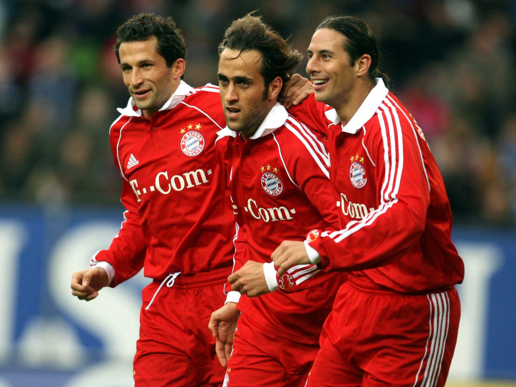 Die Münchener Hasan Salihamidzic, Ali Karimi und Claudio Pizarro (l-r) jubeln am Samstag (20.01.2007) in dem Testspiel zwischen dem Hamburger SV und dem FC Bayern München in der AOL-Arena in Hamburg nach dem Tor zum 1:0.