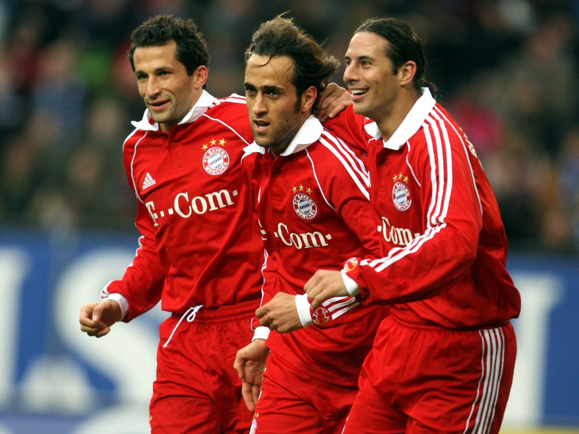 Die Münchener Hasan Salihamidzic, Ali Karimi und Claudio Pizarro (l-r) jubeln am Samstag (20.01.2007) in dem Testspiel zwischen dem Hamburger SV und dem FC Bayern München in der AOL-Arena in Hamburg nach dem Tor zum 1:0.