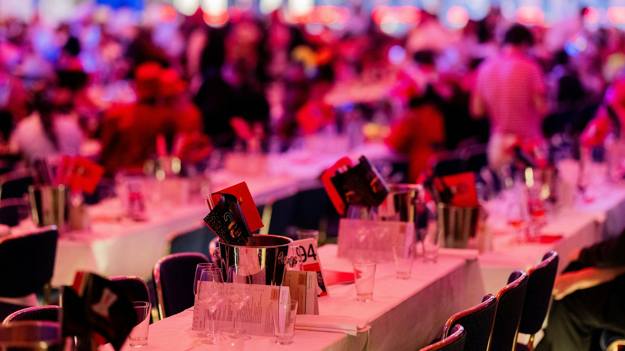 Das Foto zeigt leere Tische bei einer Karnevalssitzung