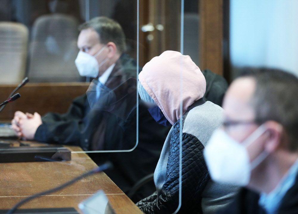 Die Mutter von Alina beim Prozessauftakt in Köln.