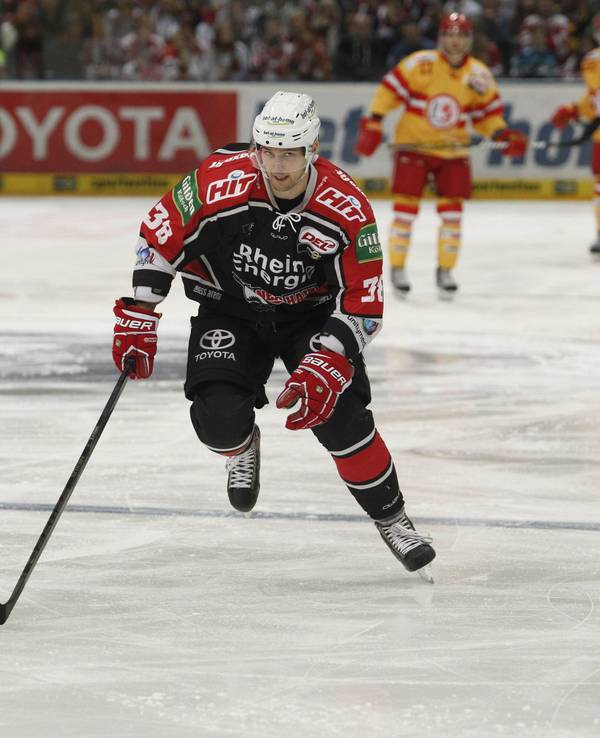 Eishockey-Profi Ales Kranjc skatet über die Eisfläche beim Derby zwischen Köln und Düsseldorf.