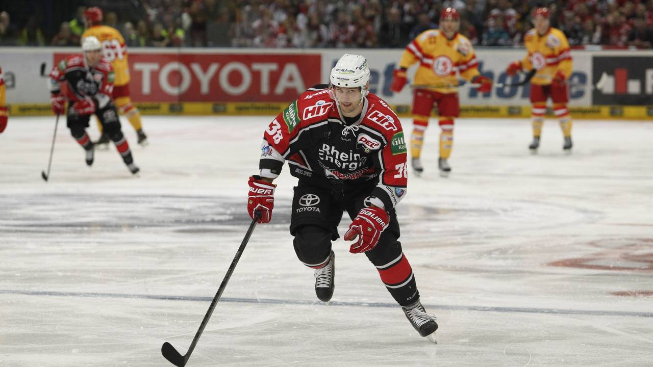 Eishockey-Profi Ales Kranjc skatet über die Eisfläche beim Derby zwischen Köln und Düsseldorf.