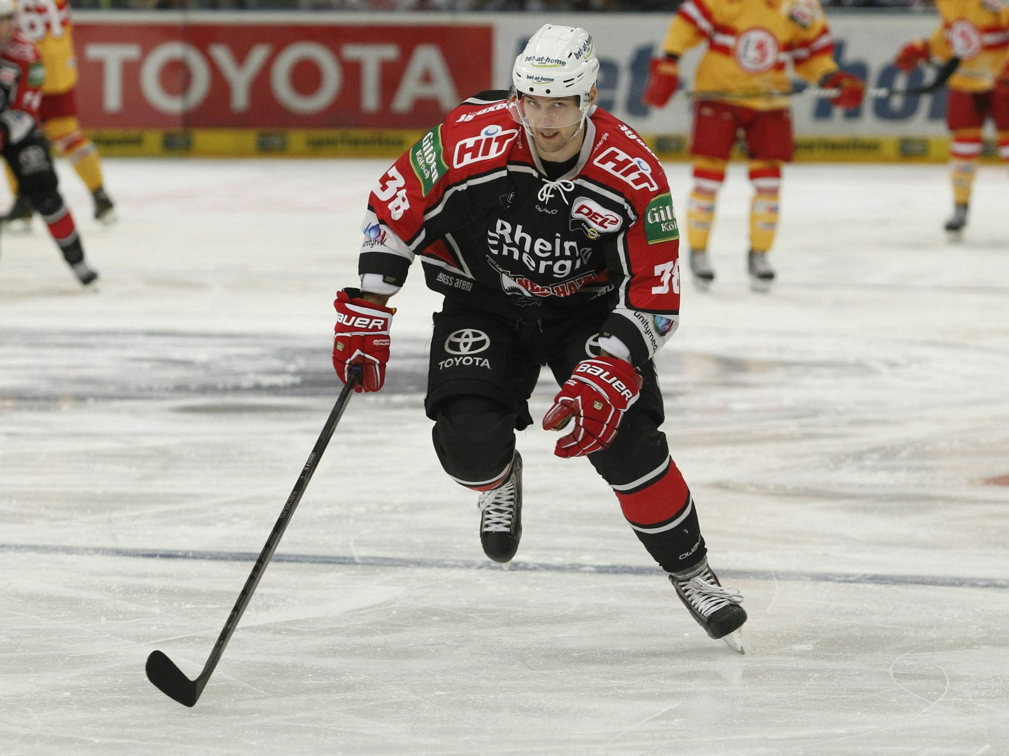 Eishockey-Profi Ales Kranjc skatet über die Eisfläche beim Derby zwischen Köln und Düsseldorf.