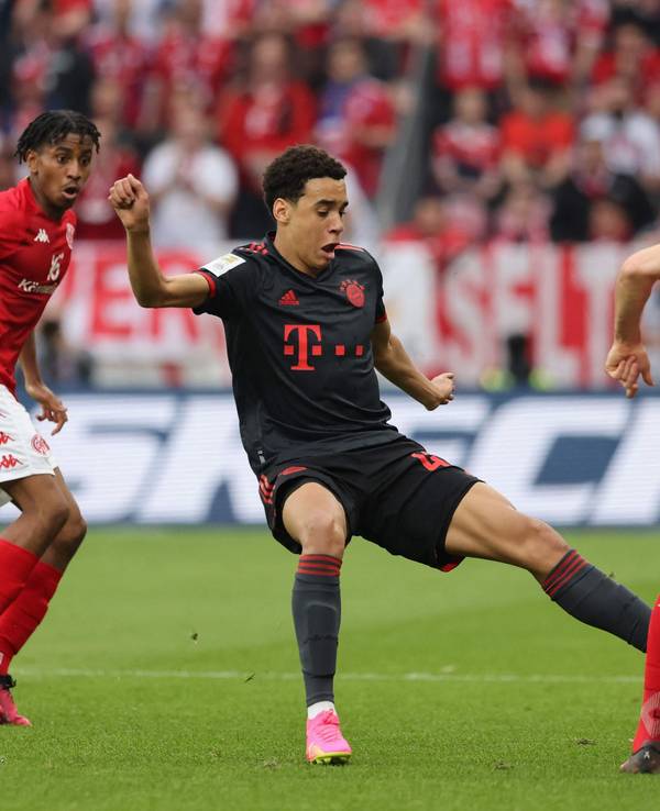 Silvan Widmer (r) gegen Jamal Musiala (FC Bayern München).