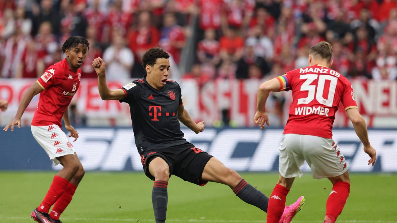 Silvan Widmer (r) gegen Jamal Musiala (FC Bayern München).