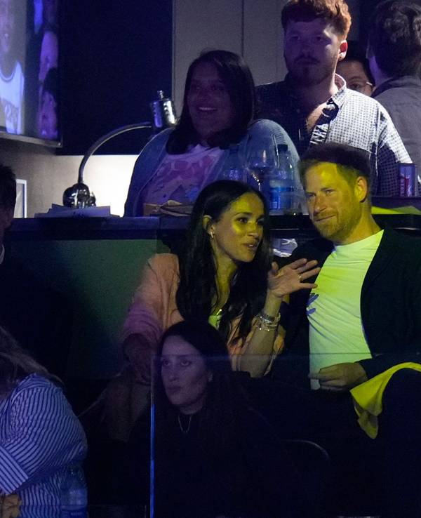 Prince Harry und Meghan Markle sitzen auf der Tribüne beim NBA-Spiel in LA.