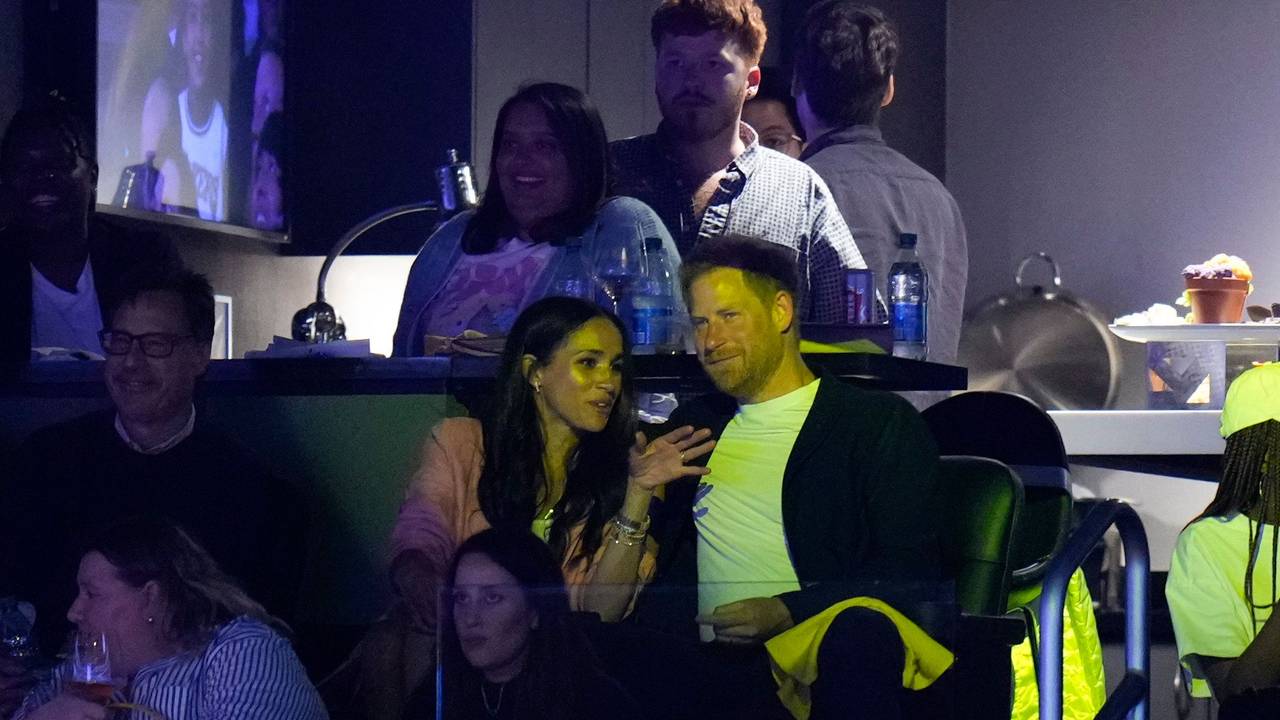Prince Harry und Meghan Markle sitzen auf der Tribüne beim NBA-Spiel in LA.