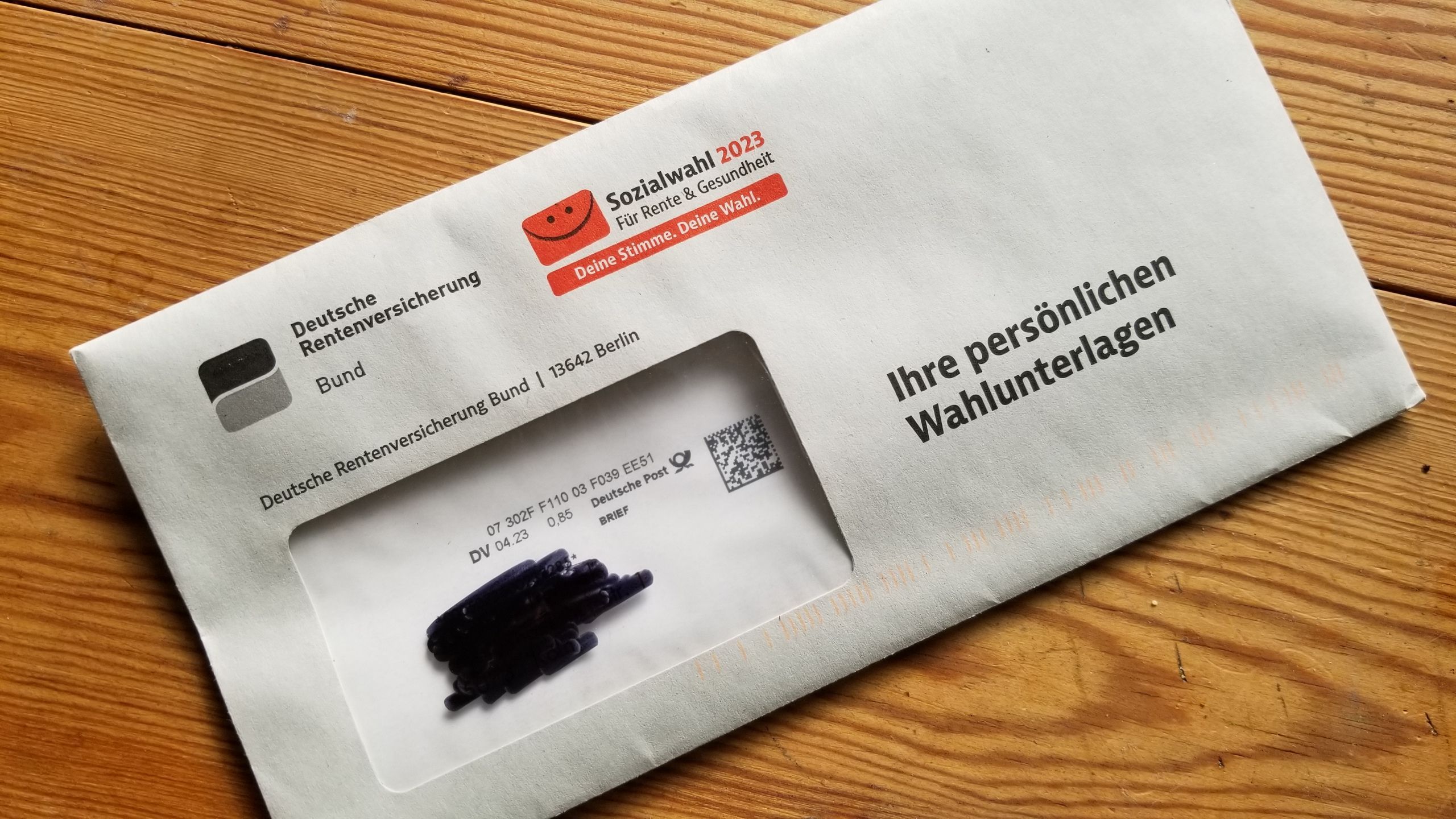 Ein Umschlag zur Sozialwahl liegt auf einem Tisch.
