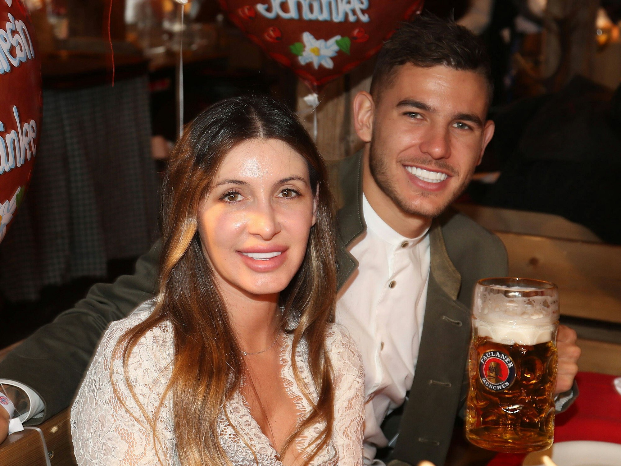 Bayern-Verteidiger Lucas Hernandez mit seiner Frau Ehefrau Amelia Lorente beim Oktoberfest 2019 in München.