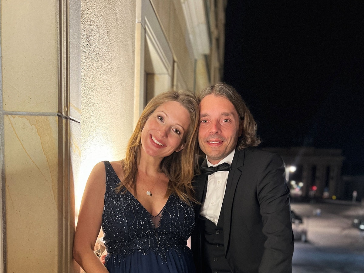 Mara Bergmann mit ihrem Partner Alexander Hoffmann in Kleid und Anzug beim Bundespresseball.