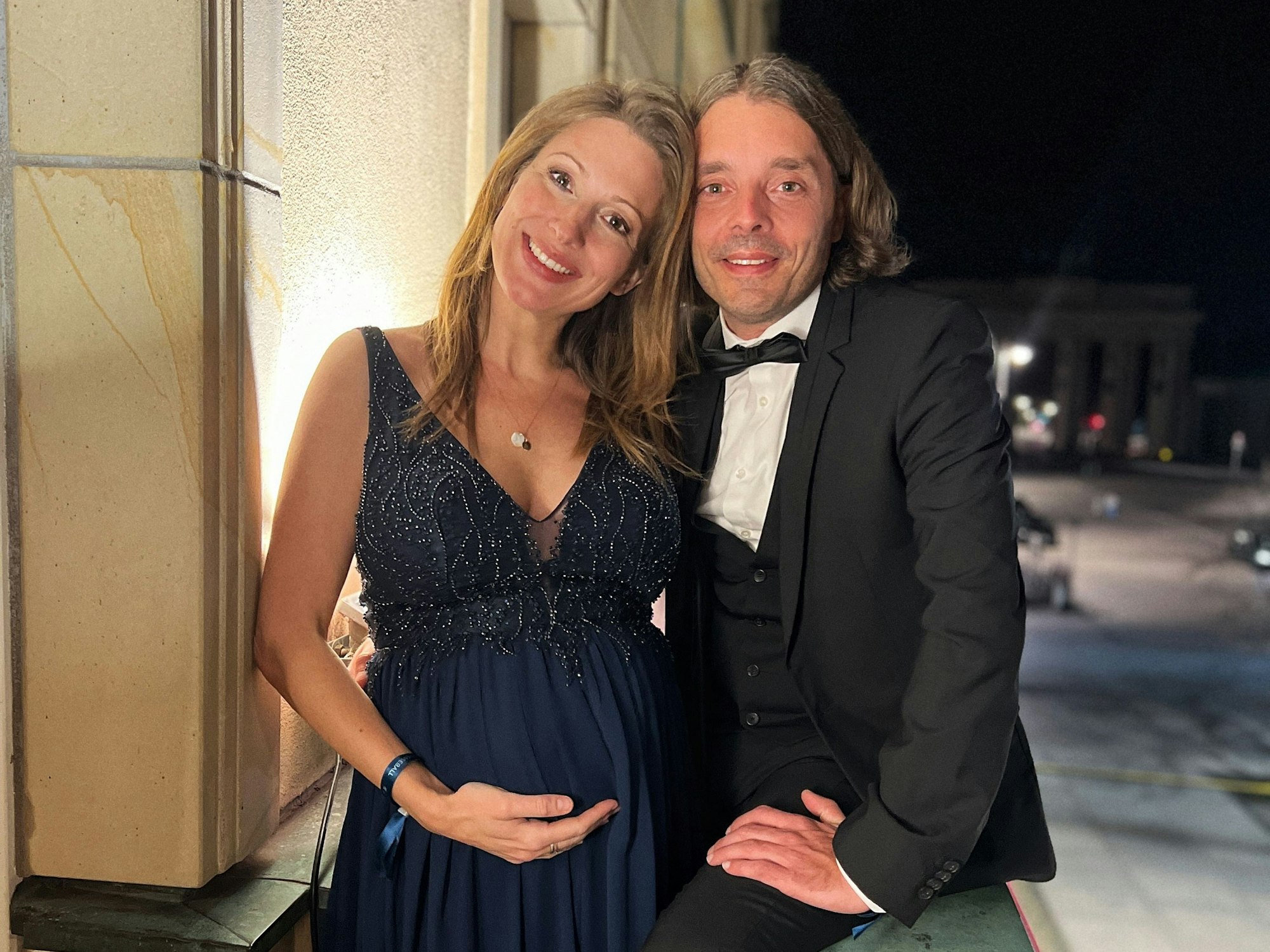 Mara Bergmann (40) freut sich mit ihrem Partner Alexander Hoffmann (45) aufs erste Kind - hier beim Bundespresseball.