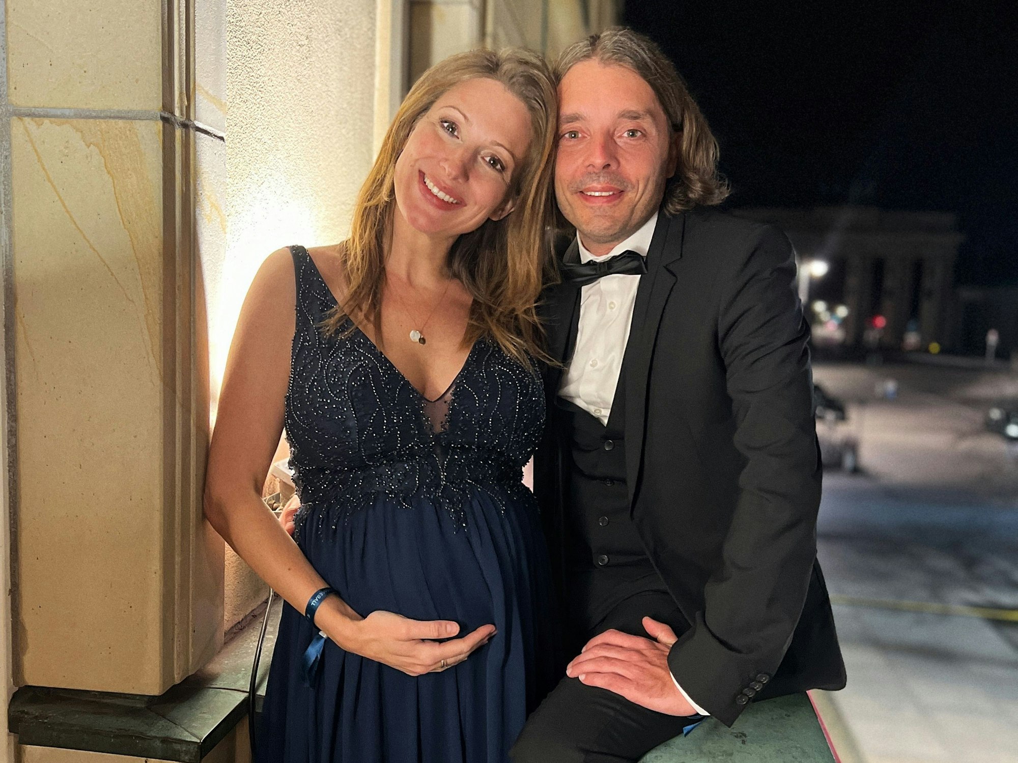 Mara Bergmann mit ihrem Partner Alexander Hoffmann in Kleid und Anzug beim Bundespresseball.