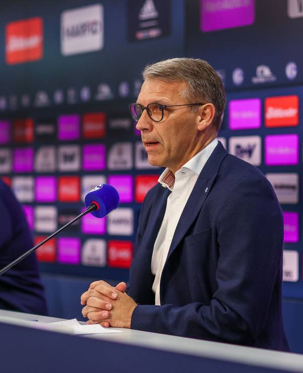 Schalkes Cheftrainer Thomas Reis gemeinsam mit Sportvorstand Peter Knäbel auf einer Pressekonferenz.