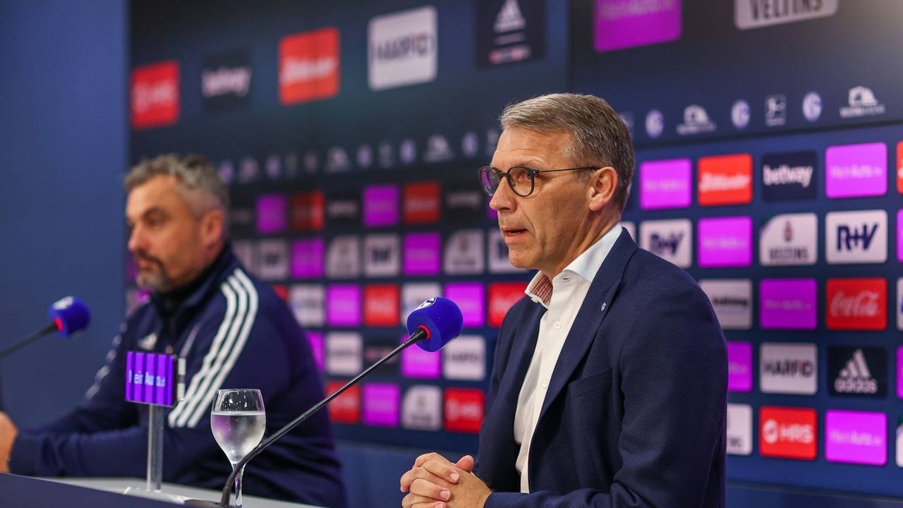 Schalkes Cheftrainer Thomas Reis gemeinsam mit Sportvorstand Peter Knäbel auf einer Pressekonferenz.