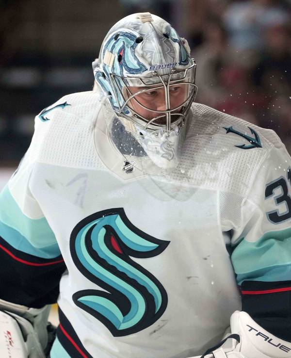 Eishockey-Nationaltorhüter Philipp Grubauer in einem Spiel der Seattle Kraken am 10. April 2023 gegen Arizona.