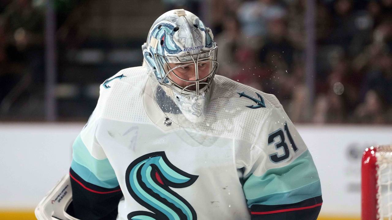 Eishockey-Nationaltorhüter Philipp Grubauer in einem Spiel der Seattle Kraken am 10. April 2023 gegen Arizona.