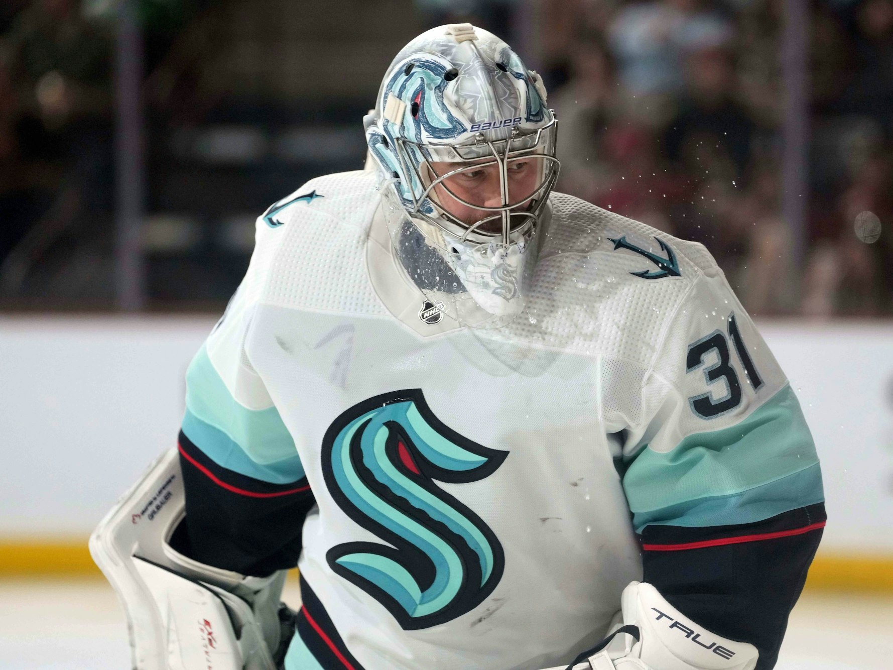 Eishockey-Nationaltorhüter Philipp Grubauer in einem Spiel der Seattle Kraken am 10. April 2023 gegen Arizona.