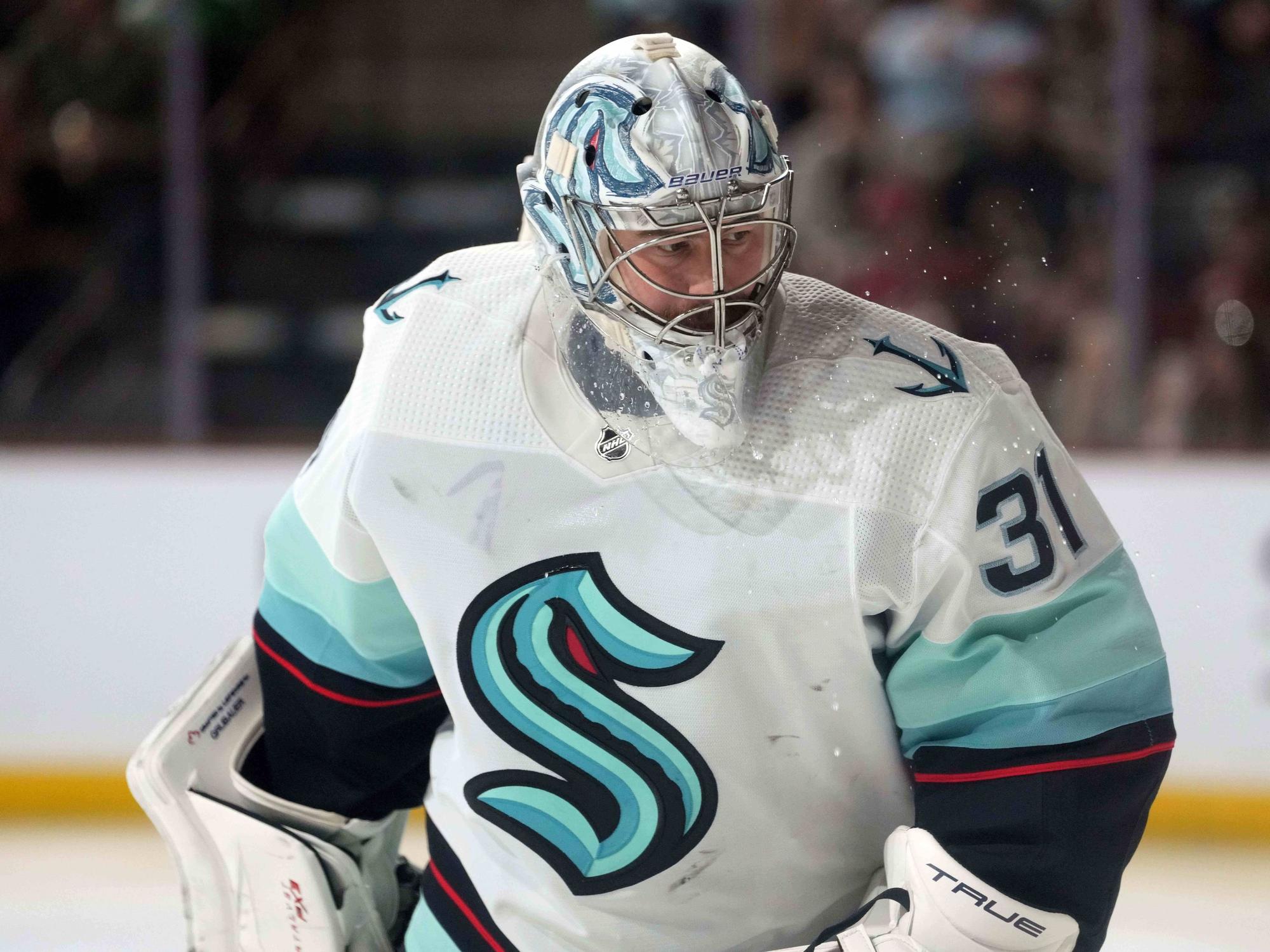 Eishockey-Nationaltorhüter Philipp Grubauer in einem Spiel der Seattle Kraken am 10. April 2023 gegen Arizona.