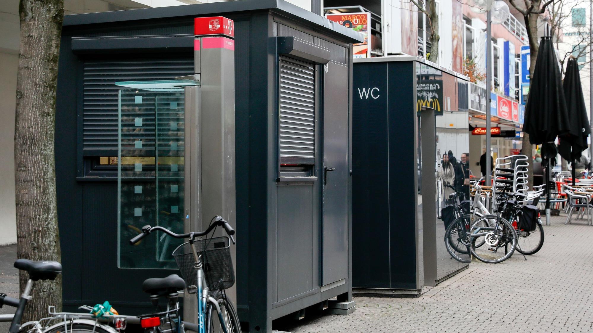 Öffentliches Toilettenhäuschen mit Wachhaus in der Krebsgasse in Köln