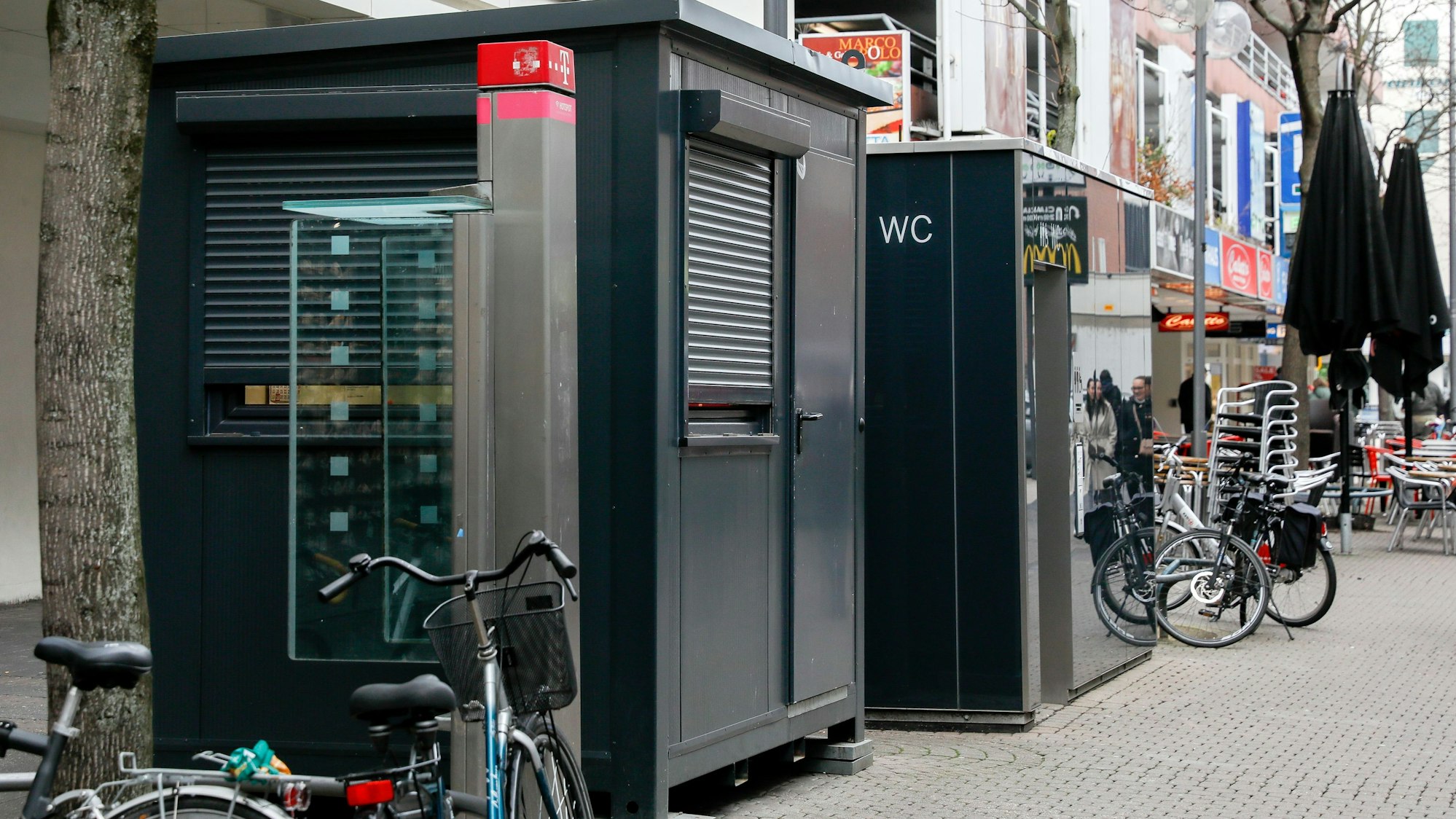 Öffentliches Toilettenhäuschen mit Wachhaus in der Krebsgasse in Köln